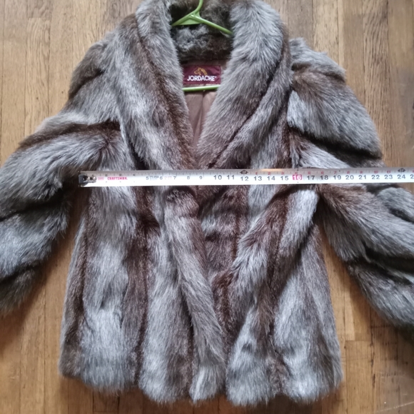 BEAUTIFUL JORDACHE faux fur winter jacket - Picture 4 of 9